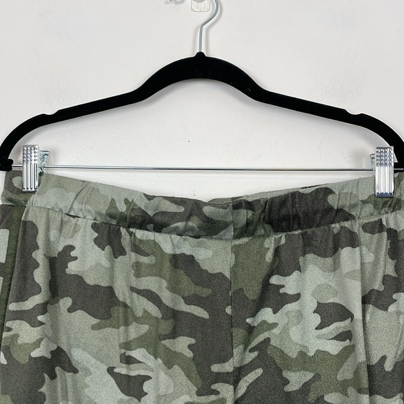 Lucky Brand 2 Piece Womens L Pajama Set Camo Shorts Drawstring Waist Pullover - Picture 8 of 9